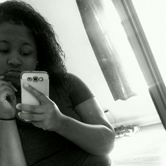 Profile Picture of Liqua Awkard (@liqua) on Poshmark