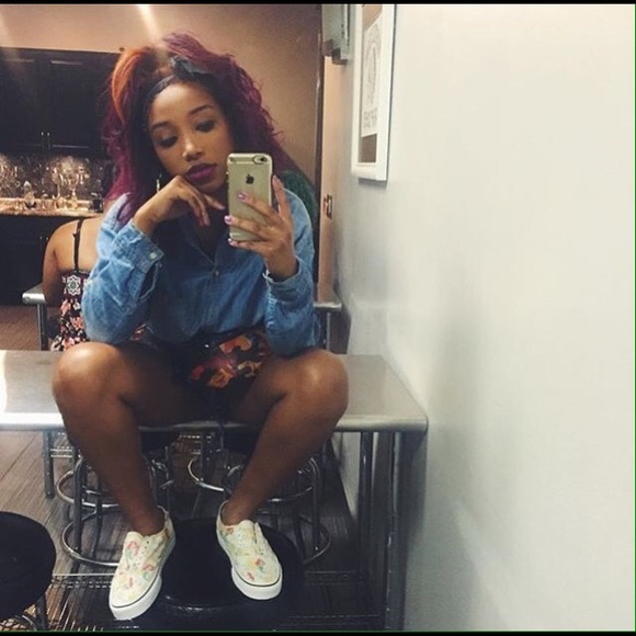 Profile Picture of Zonnique Pullins (@star_omg) on Poshmark