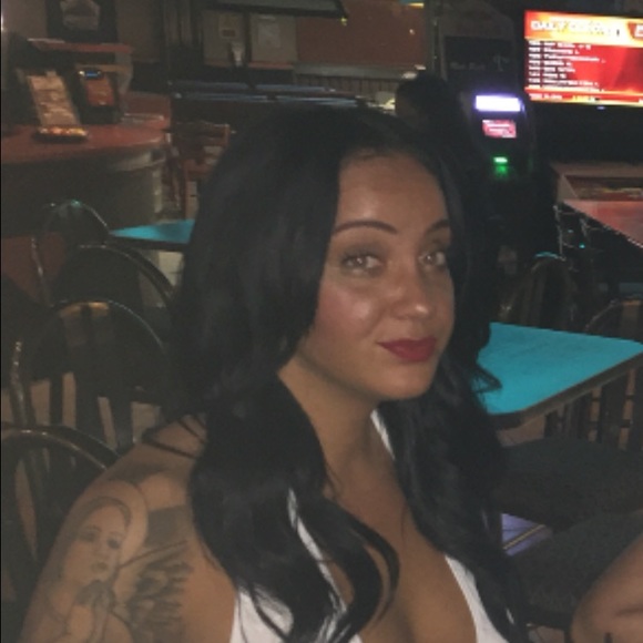 Profile Picture of Sarah Hotwagner (@sarahhot) on Poshmark