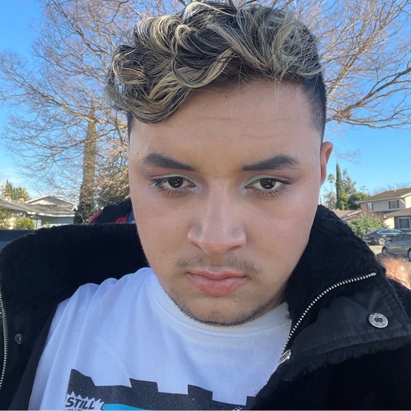 Profile Picture of Kevin Aleman (@k03_alex) on Poshmark