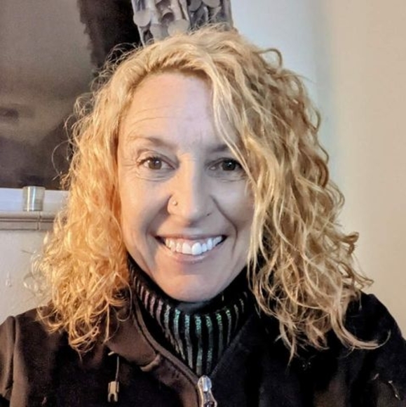 Profile Picture of Robin Schuster (@robinschuster) on Poshmark