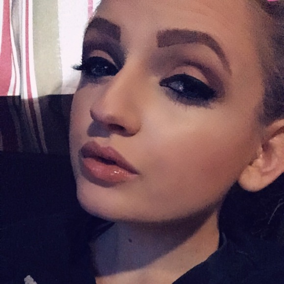 Profile Picture of Dakota Ewashkow (@ewashkow) on Poshmark