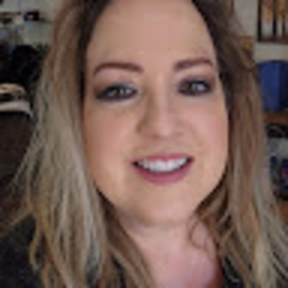Profile Picture of Zoe Haskell (@z_haskell) on Poshmark