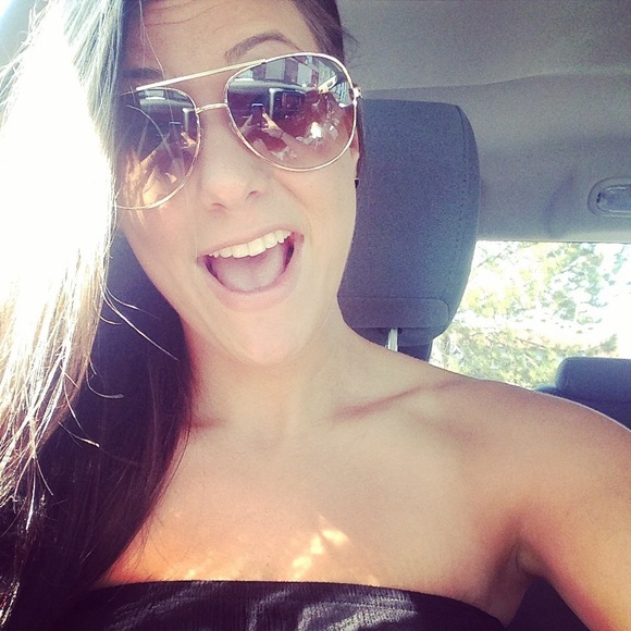 Profile Picture of Sarah Dakis (@sjdizzle) on Poshmark