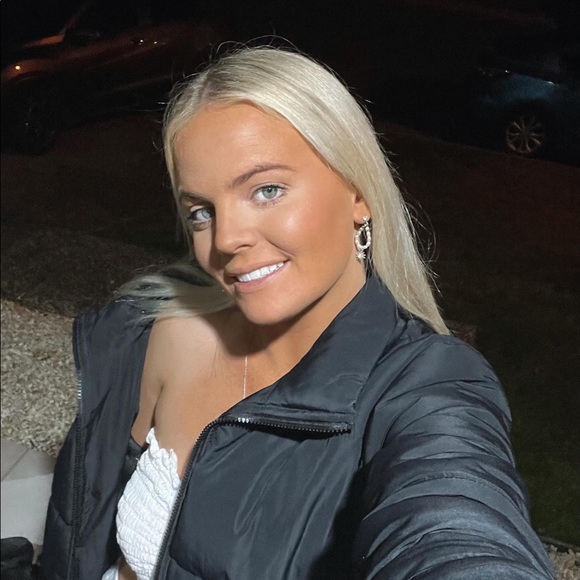 Profile Picture of Caitlan Warren (@warrencaitlan) on Poshmark