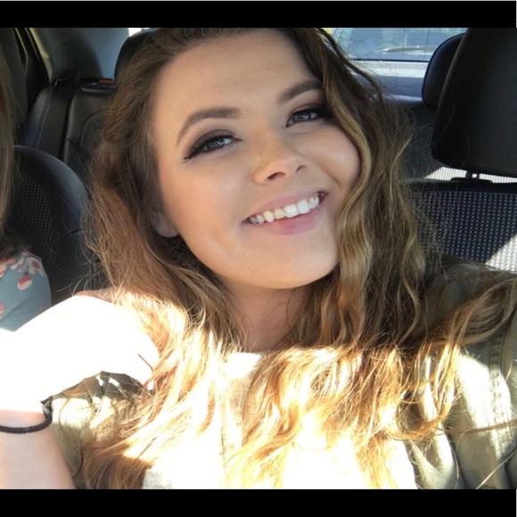 Profile Picture of Chloe Edens (@chloe_edens) on Poshmark