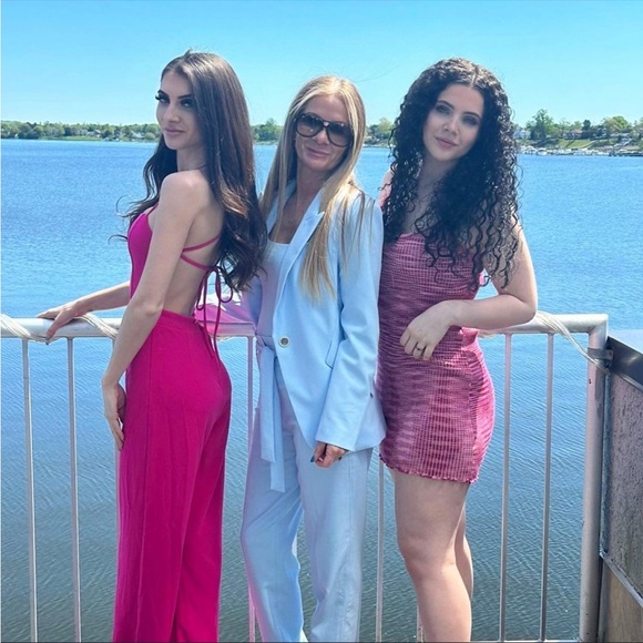 Profile Picture of Amy Schneider (@gotmytwogals) on Poshmark