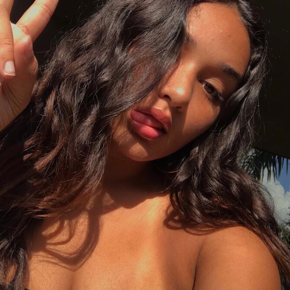 Profile Picture of Jianna Calderon (@jixnnx) on Poshmark