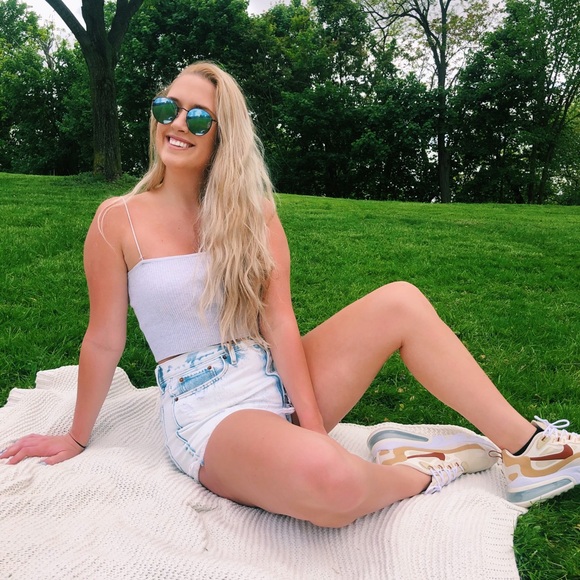 Profile Picture of Carley Hess (@carleyhess) on Poshmark