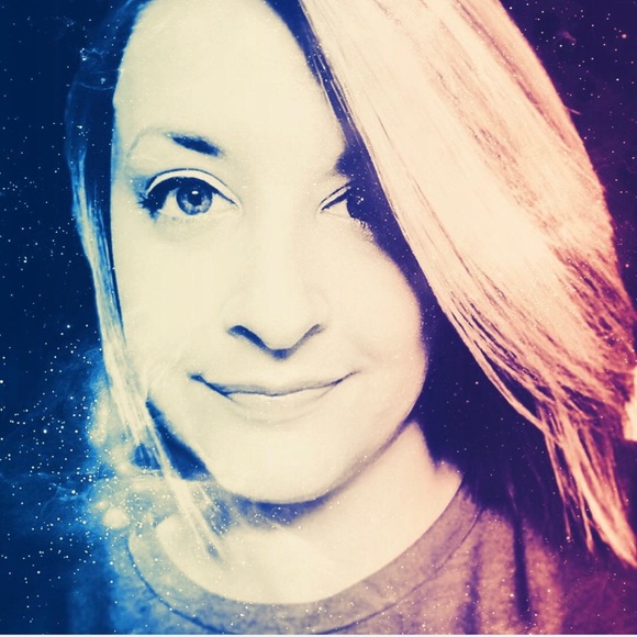 Profile Picture of Emily Pentola (@em_ily_pen) on Poshmark