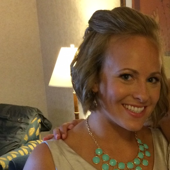 Profile Picture of Ashley Crays (@ashleymarie19) on Poshmark