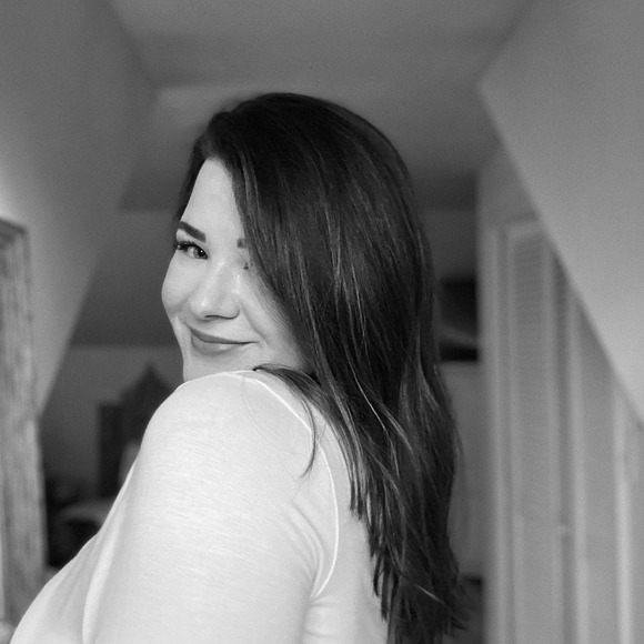 Profile Picture of Julia Bennett (@juliarosebennet) on Poshmark