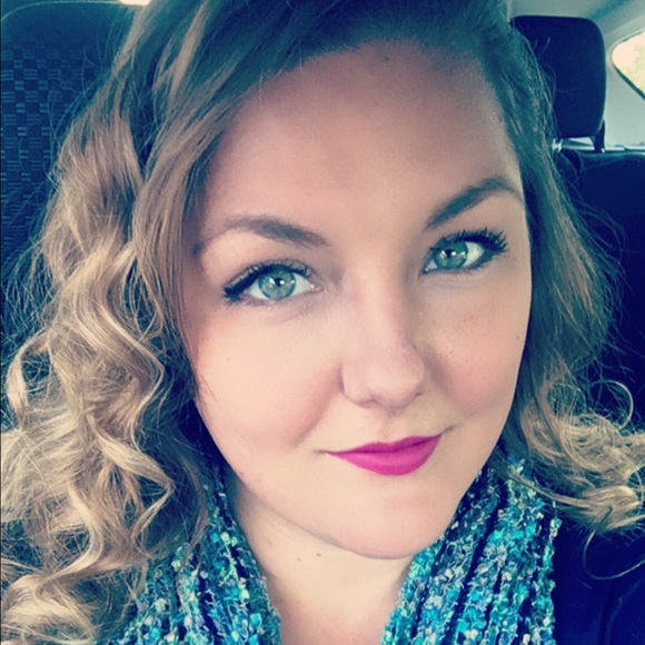 Profile Picture of Laurie Faskowitz (@lalalaurie22) on Poshmark