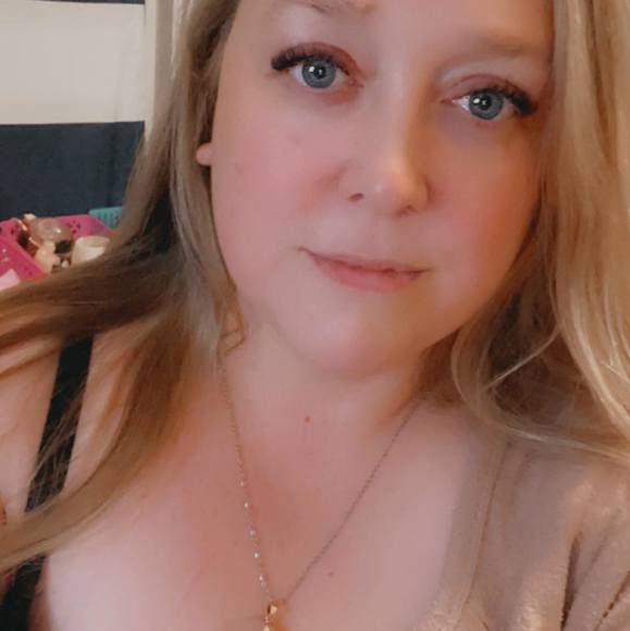 Profile Picture of Ashley Johnson taborda (@ashley1977t) on Poshmark