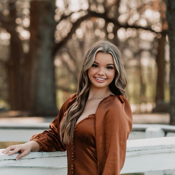 Profile Picture of Grace Kinsman (@g_kinsman) on Poshmark