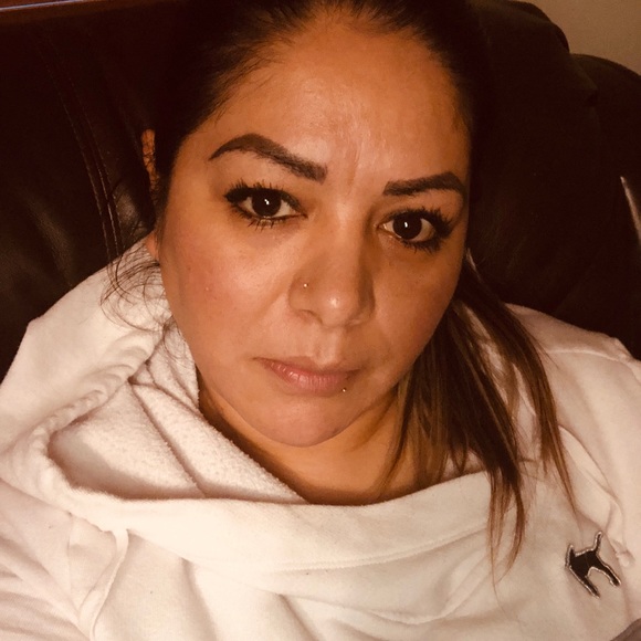 Profile Picture of Luz Estevez (@lucy5114) on Poshmark