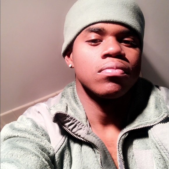 Profile Picture of Devonte Gladden (@devonte_gladden) on Poshmark