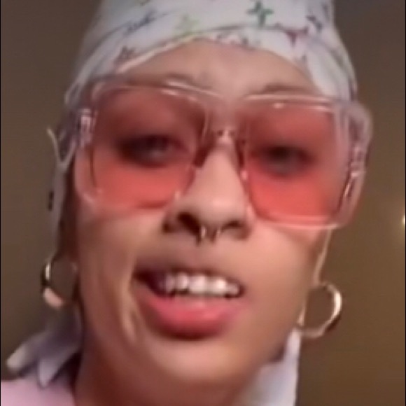 Ireland Sundt - Poshmark Profile Picture of Ireland Sundt (@vanilla0gorilla) on Poshmark