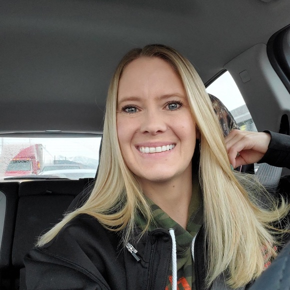 Profile Picture of Rayleen Mackay (@rayleenryan) on Poshmark