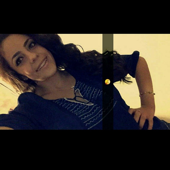 Profile Picture of Vanessa Mendoza (@vanee__mendoza) on Poshmark