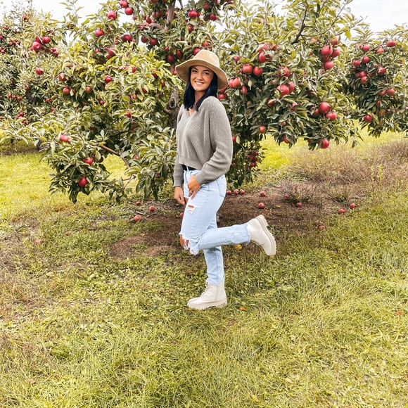 Profile Picture of Jordyn Smith (@jsmith2018) on Poshmark