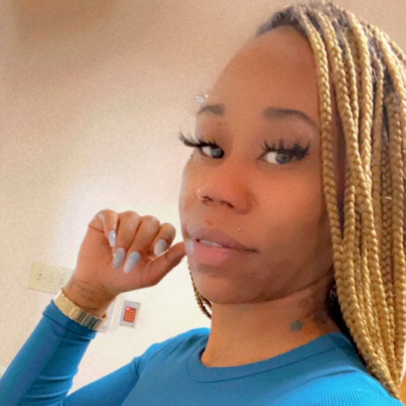 Profile Picture of Breonna Farrior (@breonnafarrior) on Poshmark