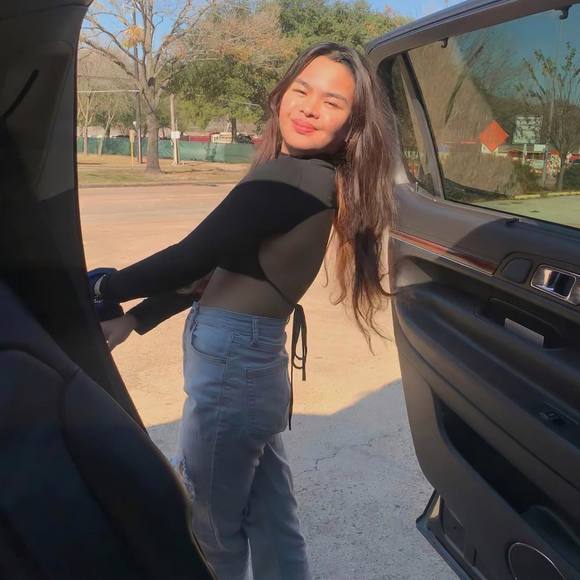 Profile Picture of Andrea gail Madrona (@andreagailme) on Poshmark