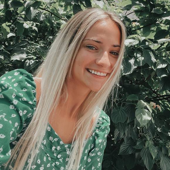 Profile Picture of Julia Wulff (@julia_wulff) on Poshmark