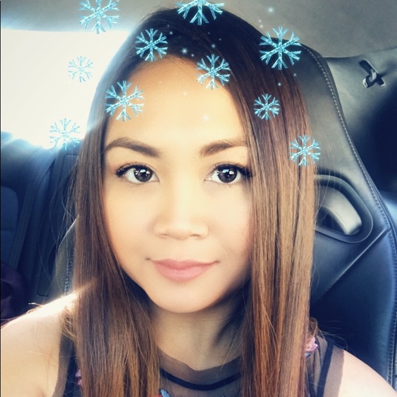 Profile Picture of Eva Almario (@apple1830) on Poshmark
