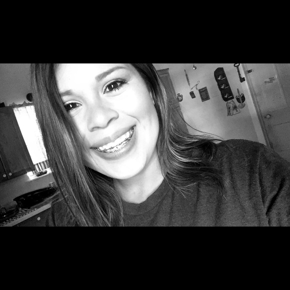 Profile Picture of Alex Leos (@alexandrealeos) on Poshmark