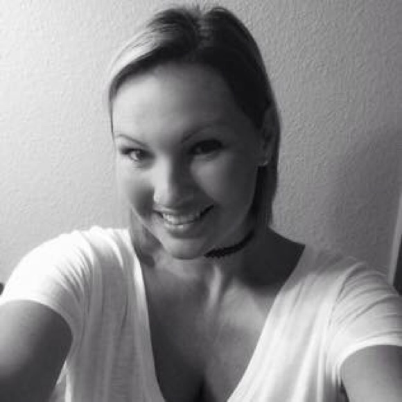 Profile Picture of Beth Crawford (@lilybeth77) on Poshmark