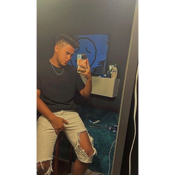 Profile Picture of Fernando Giron (@fernandogiro776) on Poshmark