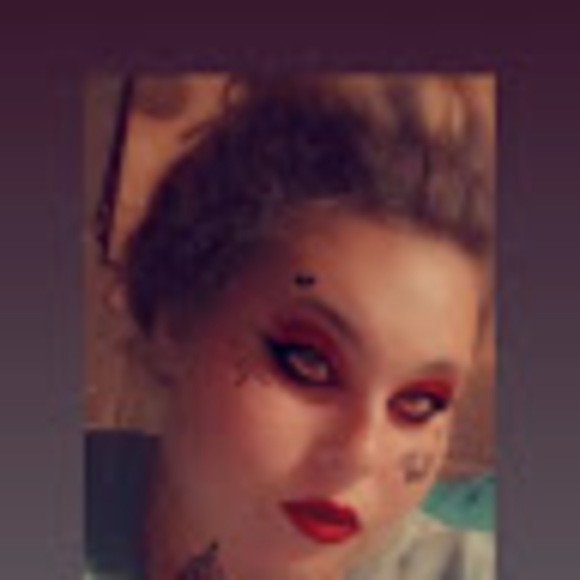 Profile Picture of Naomi Potts (@pottsnaomi66) on Poshmark