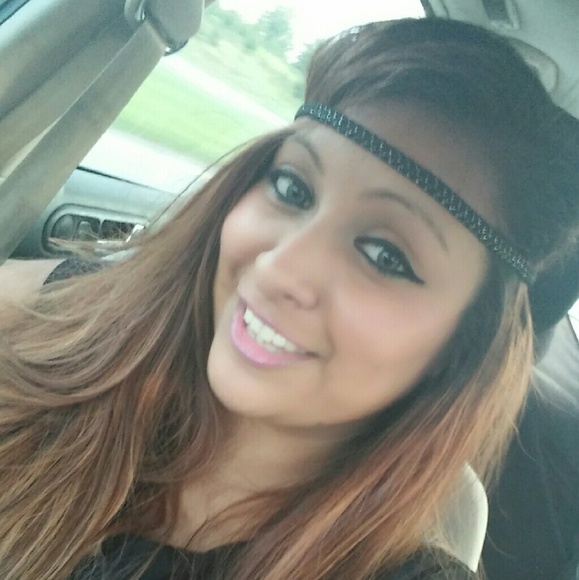 Profile Picture of Isabelle Valladares (@beautymex) on Poshmark