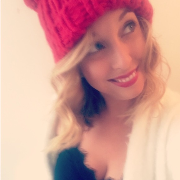 Profile Picture of Jamie Sutton (@jame23s) on Poshmark