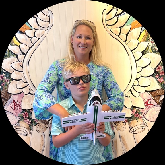 Profile Picture of Ashley Adleman (@ashley_adle) on Poshmark