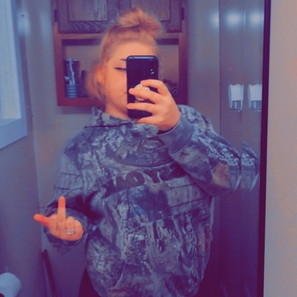 Profile Picture of Sarah Proper (@aderynlayne) on Poshmark