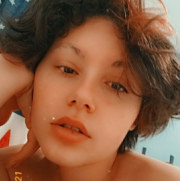 Profile Picture of Brookelin Ahders (@bissybee33) on Poshmark