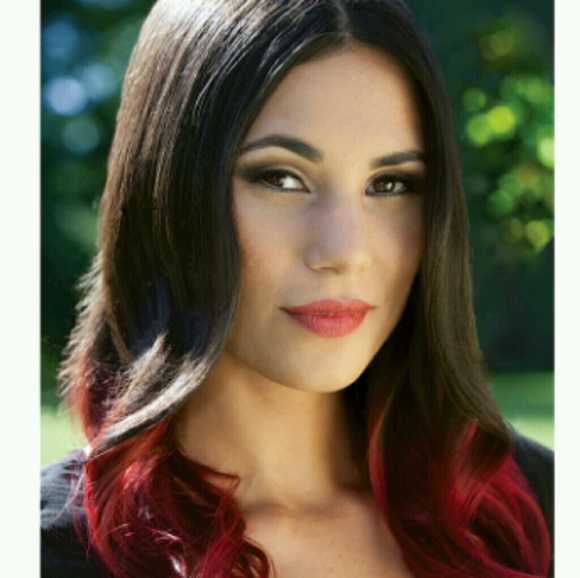 Profile Picture of Lucero Flores (@luceroflores) on Poshmark