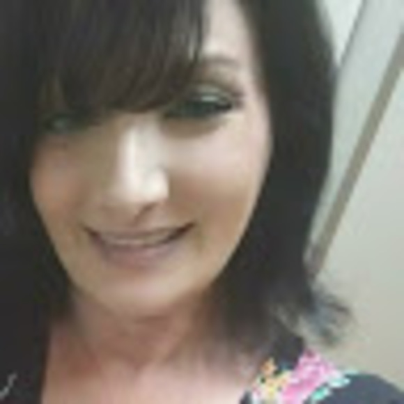 Profile Picture of Theresa Manheimer (@powderpuff221) on Poshmark