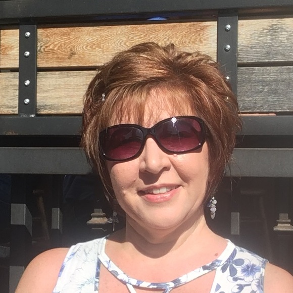 Profile Picture of Brenda Cunningham (@fluffybee) on Poshmark