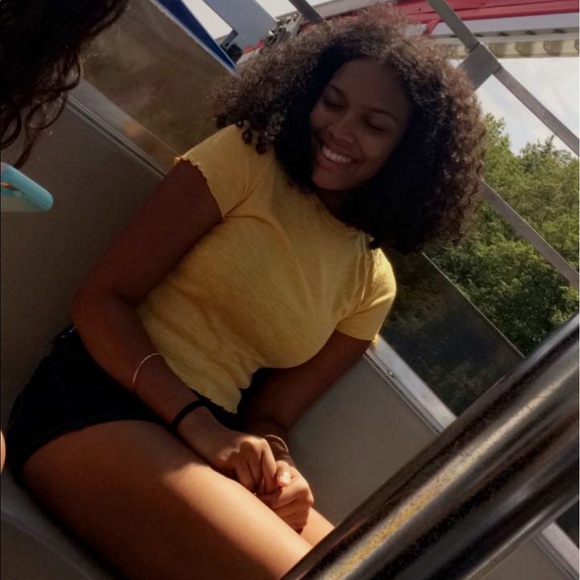 Profile Picture of Kayla Duarte (@kayllaaaa_) on Poshmark