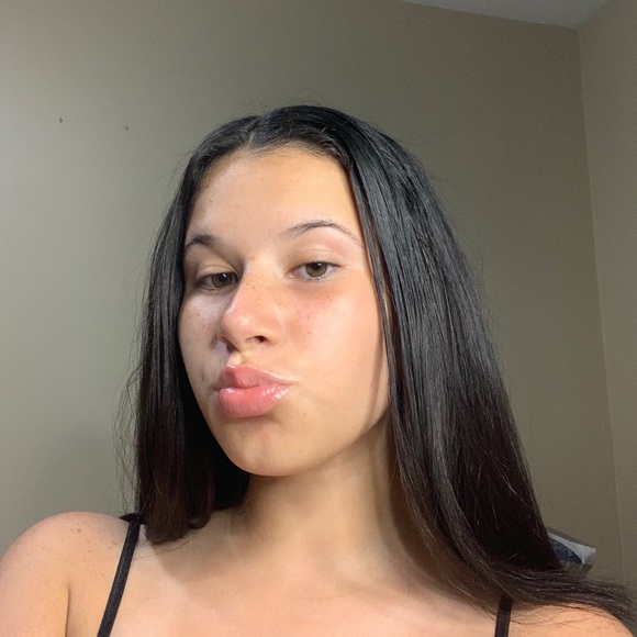 Profile Picture of Victoria Calderin (@vickysiphone16) on Poshmark