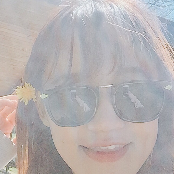 Profile Picture of Jia Lin (@rrrr0na) on Poshmark