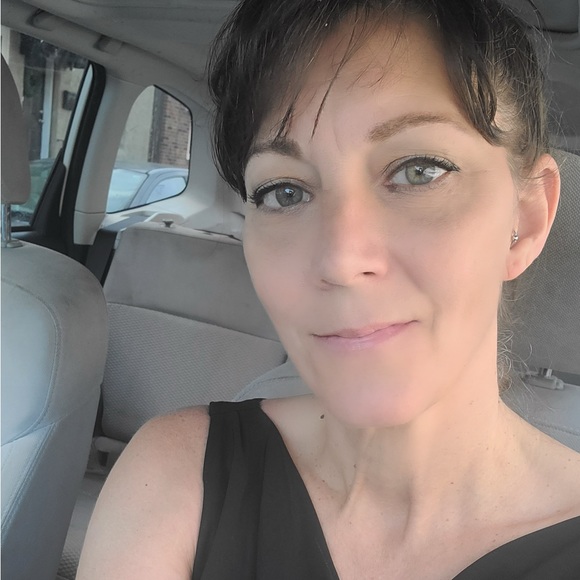 Profile Picture of Michelle Simone (@mlsimone66) on Poshmark