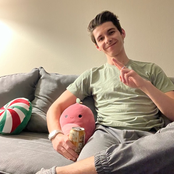 Profile Picture of Jon Campione (@jon_campione) on Poshmark