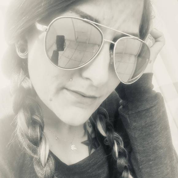 Profile Picture of Danni Coscino (@dannicoscino) on Poshmark