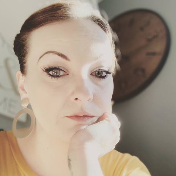 Profile Picture of Chrissy Bunting (@chrissybunting) on Poshmark