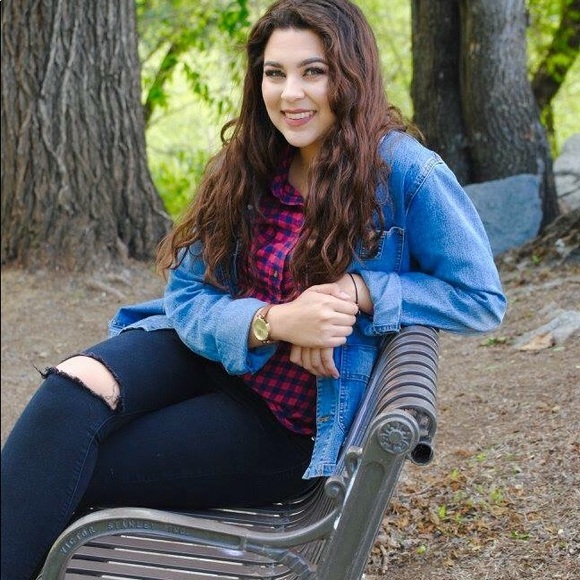 Profile Picture of Clarissa Garcia (@clarissagar32) on Poshmark