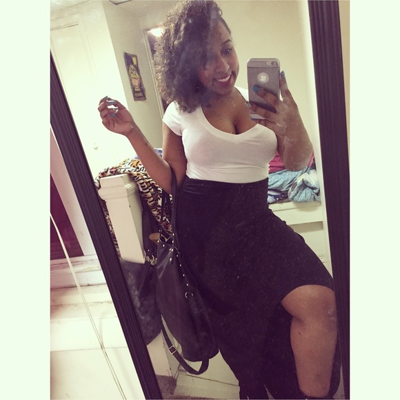 Profile Picture of Kianda Able (@kianda) on Poshmark